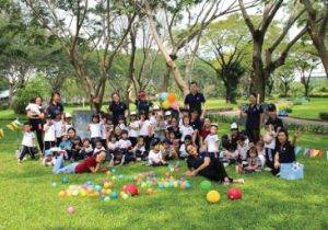 CƯ DÂN KINDY CITY VẬN ĐỘNG CÙNG QUẢ BÓNG XINH