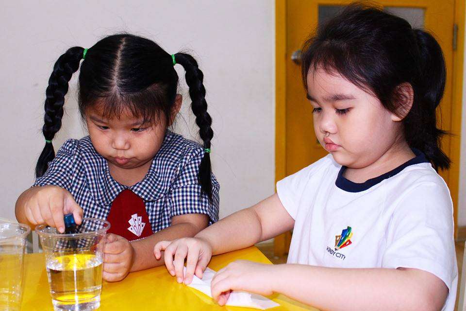 Kiên nhẫn chờ khăn mang nước về
