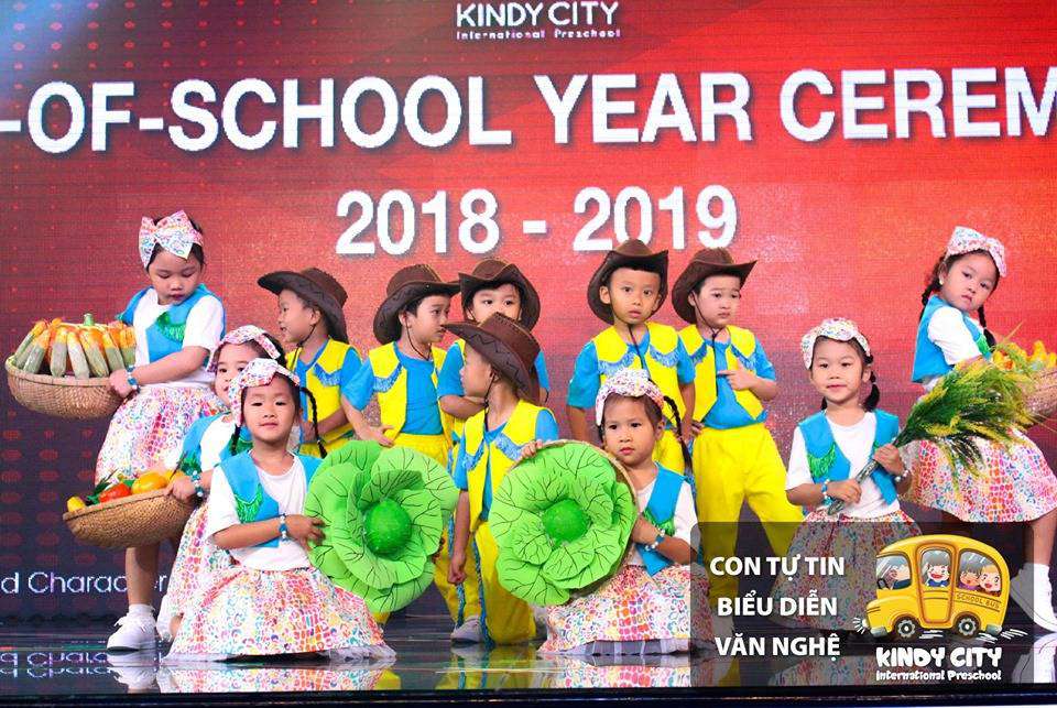 ba me xuc dong nhin con bieu dien van nghe hinh 01