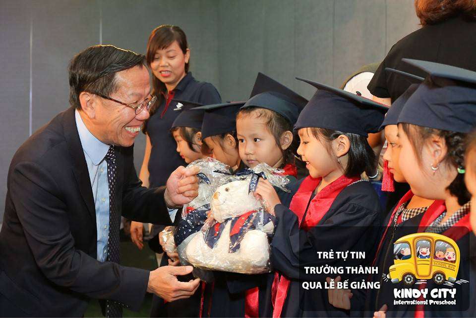 hoc sinh kindy city tu tin truong thanh trong le be giang hinh 01