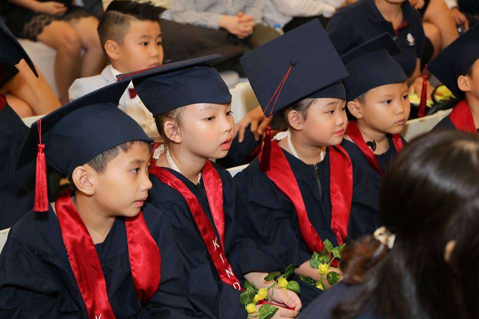 hoc sinh kindy city tu tin truong thanh trong le be giang hinh 03