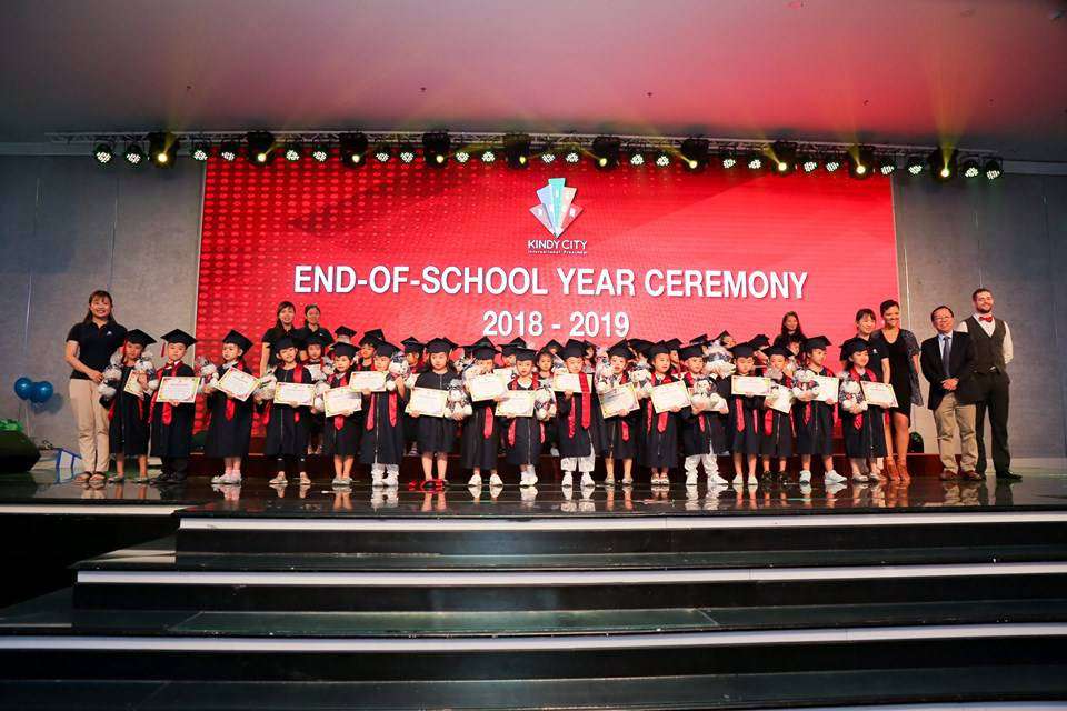 hoc sinh kindy city tu tin truong thanh trong le be giang hinh 04