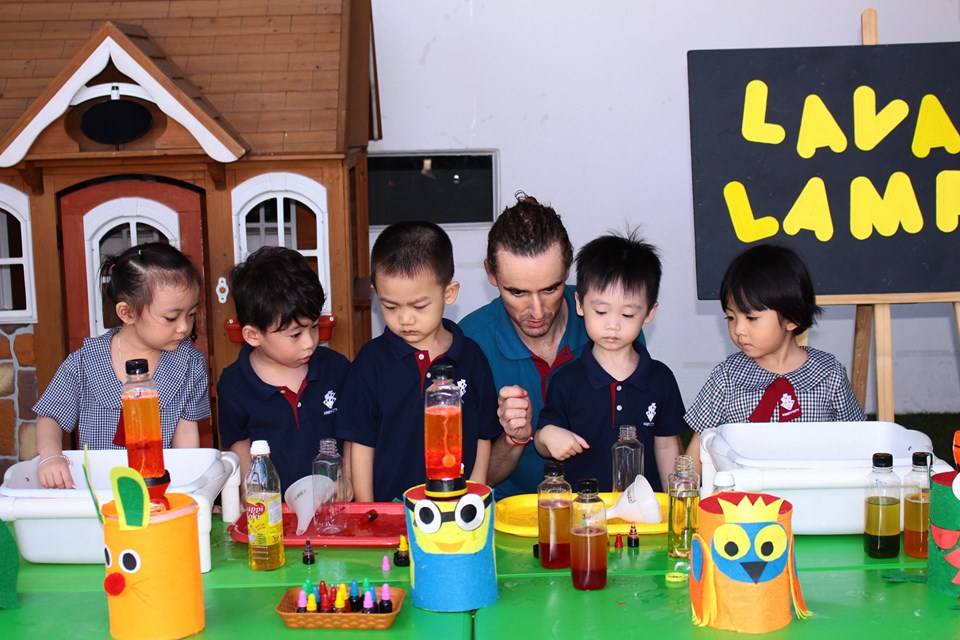 truong-mam-non-quoc-te-an-tuong-voi-thi-nghiem-khoa-hoc-lava-lamp