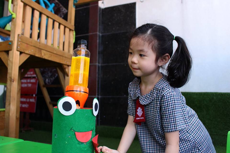truong-mam-non-quoc-te-an-tuong-voi-thi-nghiem-khoa-hoc-lava-lamp