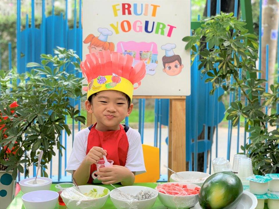 Bé tập làm sữa chua hoa quả dầm