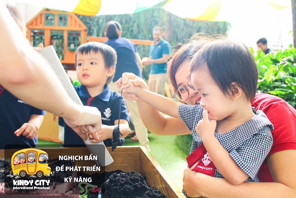 HỌC SINH KINDY CITY PHÁT TRIỂN TOÀN DIỆN NHỜ NGHỊCH BẨN HÌNH 01