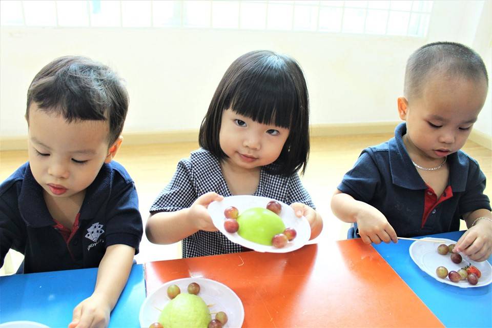 Trẻ tham gia hoạt động trang trí củ quả