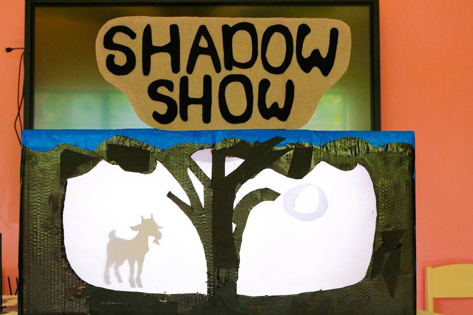truon-mam-non-quoc-te-Tre-hung-thu-voi-rap-roi-bong-Shadow-Show