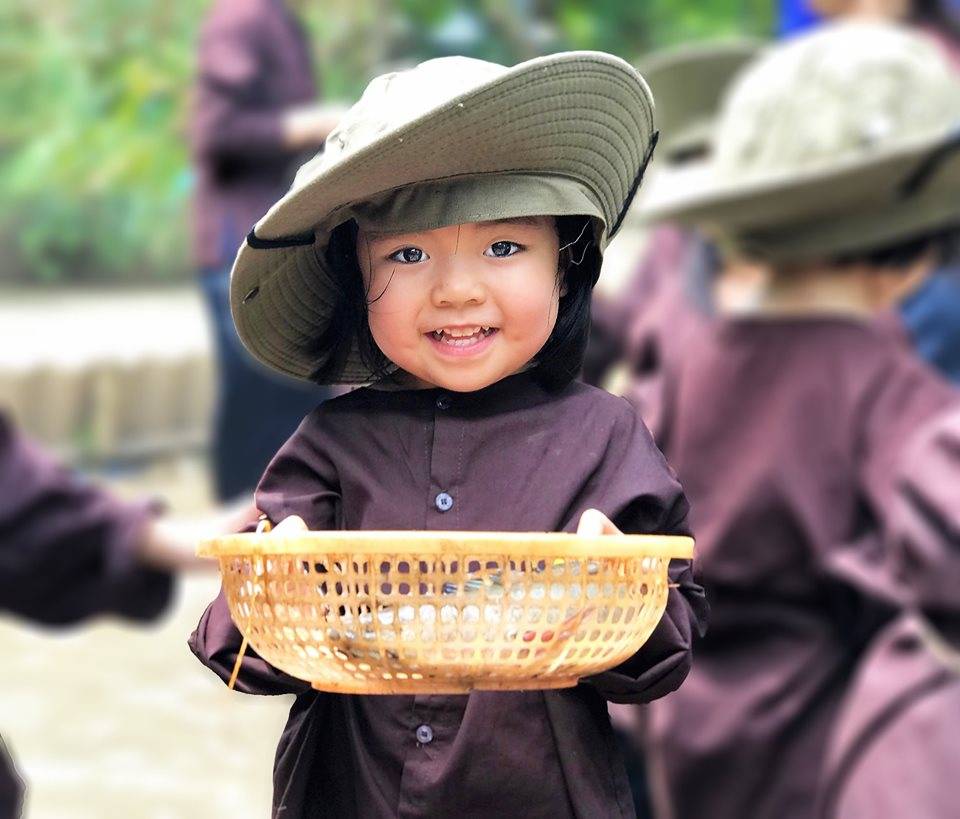 truong-mam-non-quoc-te-tre-sam-vai-nong-dan-tai-nong-trai-happy-farm