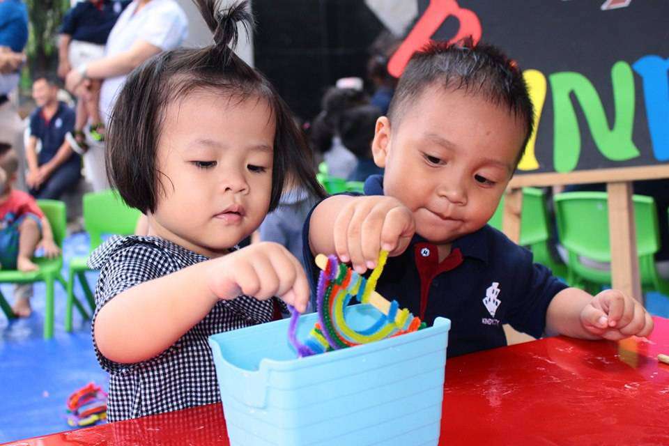 Trẻ tìm hiểu chuỗ hoạt động "RAINBOW STUDY"