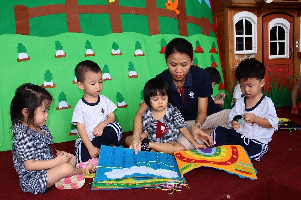 Trẻ tự tay làm những cuốn sách đầu đời Trẻ tự tay làm những cuốn sách đầu đời