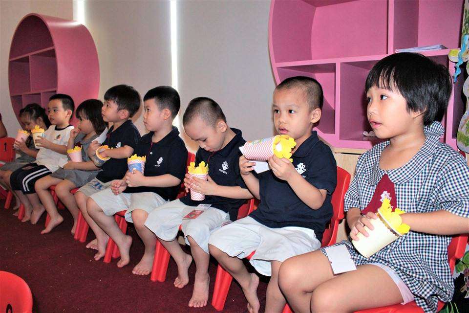 Trẻ học cách ứng xử khi đi xem rối bóng