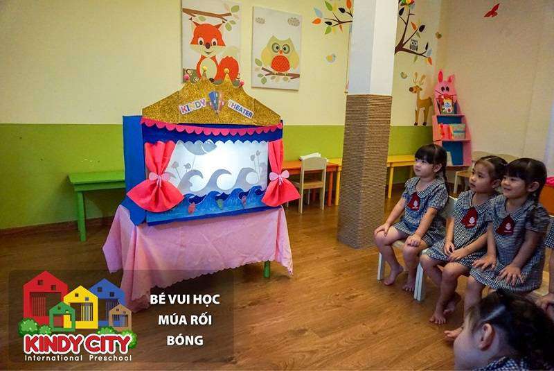 Bé vui học múa rối bóng