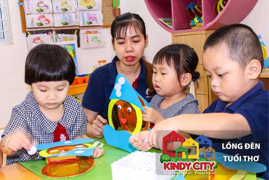 Học sinh trường Mầm non Quốc tế Kindy City tham gia hoạt động làm lồng đèn Học sinh Kindy City tham gia hoạt động làm lồng đèn