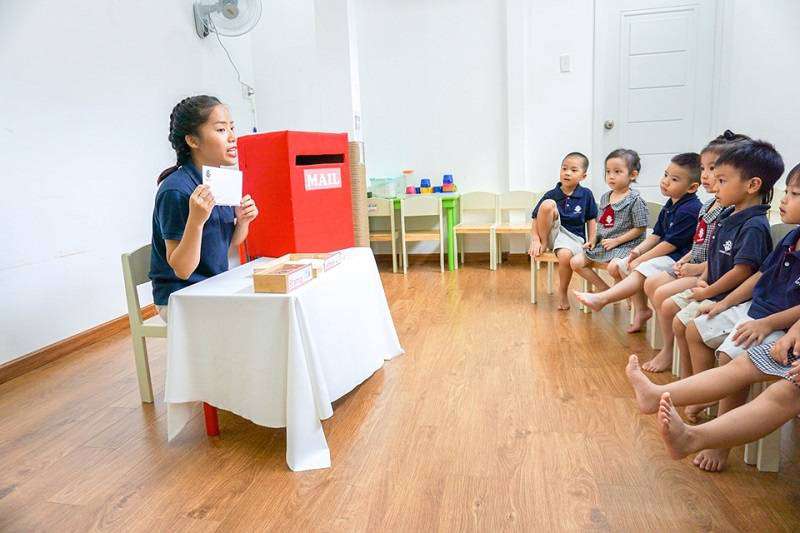 Trẻ vẽ bức tranh gửi ba mẹ