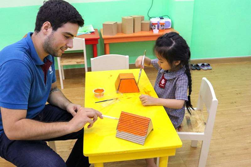 Học sinh Kindy City cùng cô làm ngồi nhà hộp giấy 