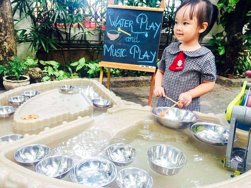 Hà Mi thể hiện cá tính hiếm thấy trong tất cả các hoạt động học tập, vui chơi.