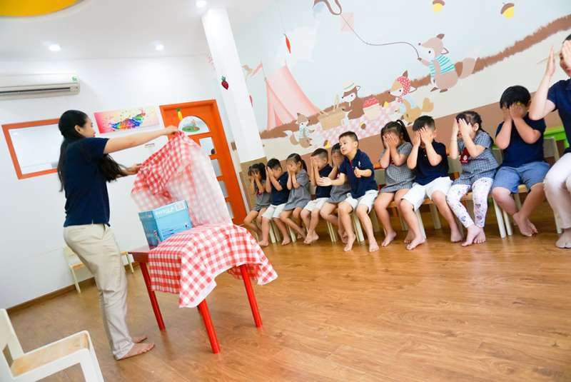 Trò chơi: Lăn bóng qua mê cung bí ẩn – cô gợi mở sự tò mò cho cả lớp.