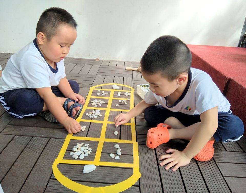 Bé chơi ô ăn quan tại sân trường Kindy City