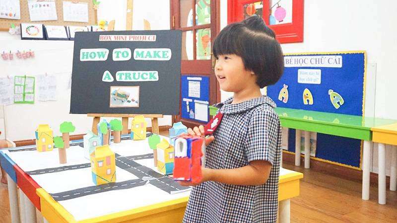 Bé Kindy City tự tin thuyết trình bằng Tiếng Anh