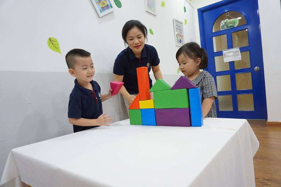 Trẻ Kindy City khám phá công dụng của những chiếc hộp