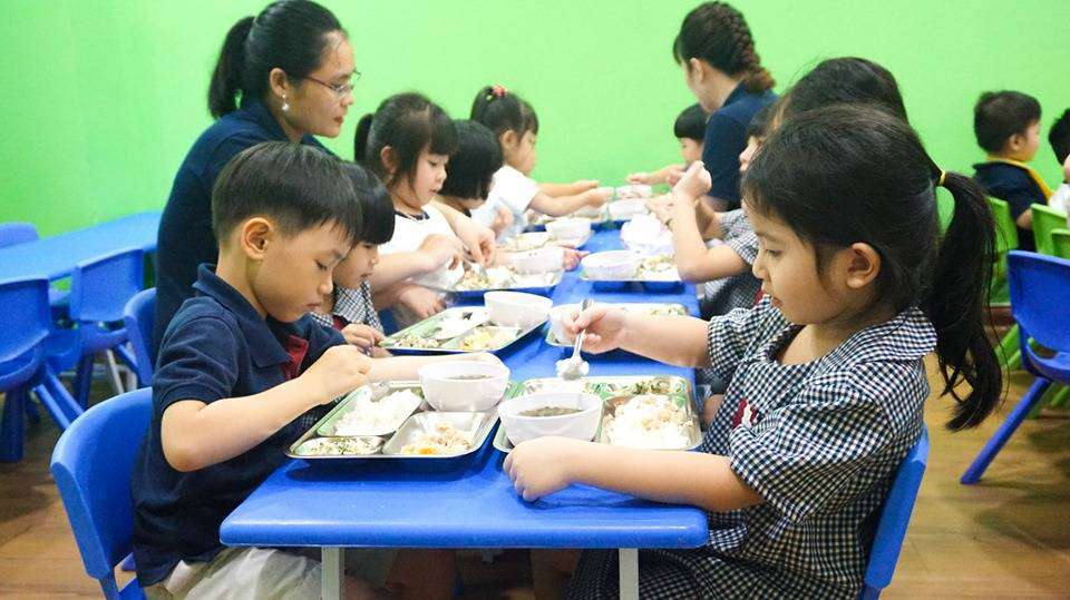 Bữa ăn mỗi ngày tại KINDY CITY an toàn, đầy đủ các nhóm chất