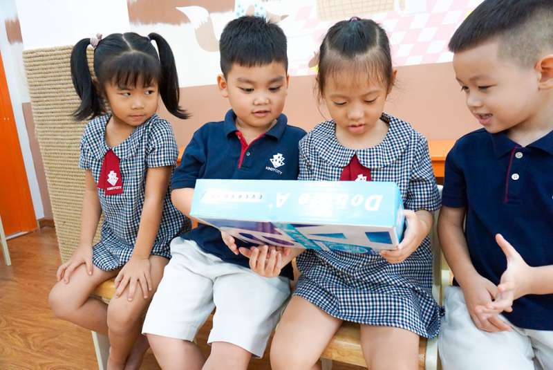 Trò chơi: Lăn bóng qua mê cung bí ẩn – cô gợi mở sự tò mò cho cả lớp.