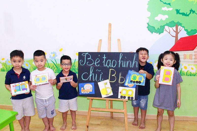 Bé tạo hình chữ Bb