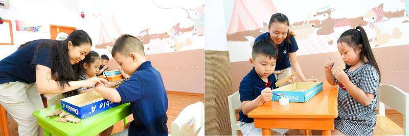 Mỗi nhóm hào hứng chơi trò ai lăn bóng qua mê cung nhanh hơn