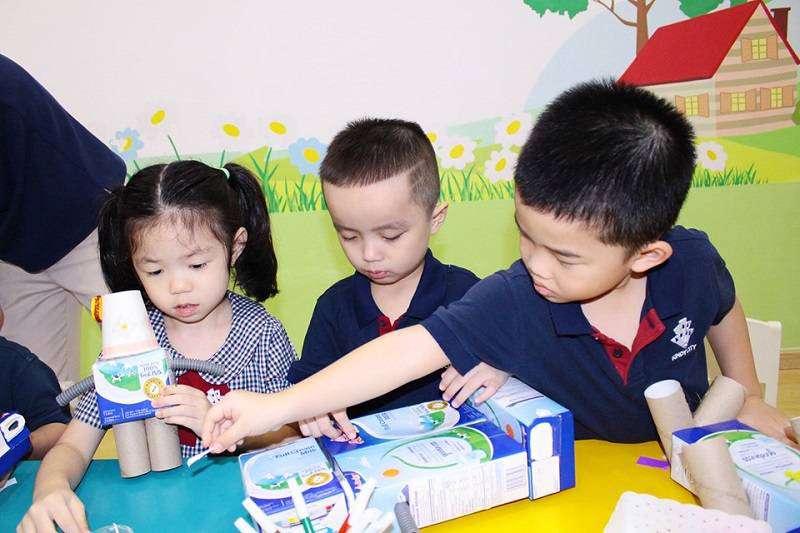 Cả lớp bắt tay vào thực hiện sản phẩm theo ý tưởng đã phác họa của mình