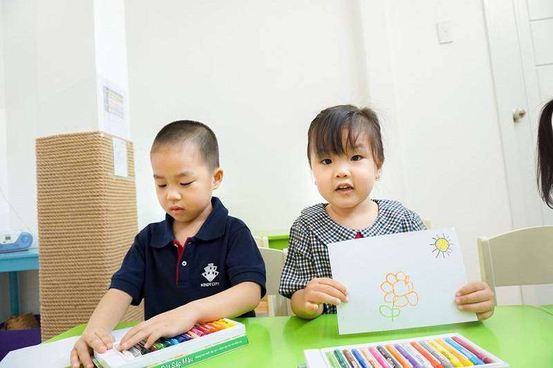Trẻ vẽ bức tranh gửi ba mẹ