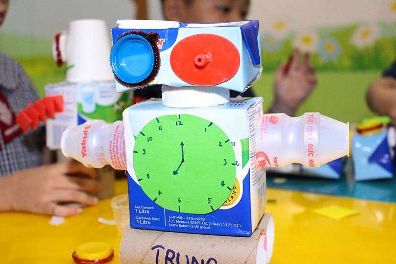 Các bạn tự hào cầm món đồ chơi do tự tay mình làm ra khoe với nhau