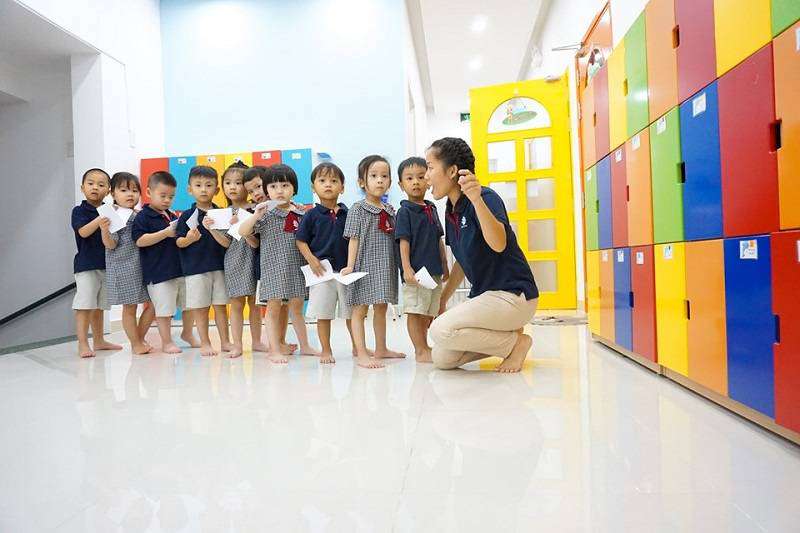 Đến biểu cảm bỏ thư vào thùng, mỗi bạn cũng một vẻ riêng