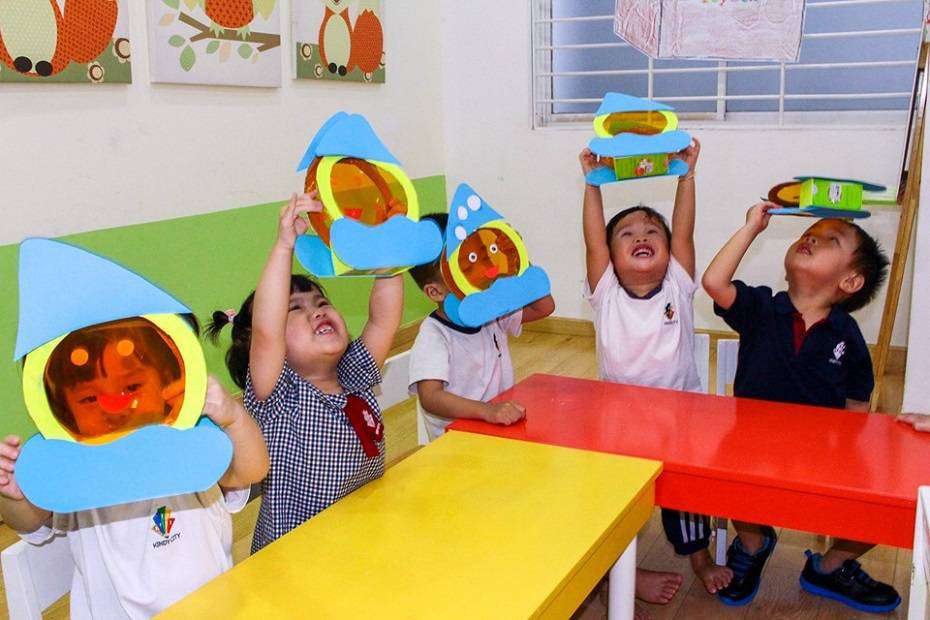 Học sinh Kindy City tham gia hoạt động làm lồng đèn Học sinh Kindy City tham gia hoạt động làm lồng đèn