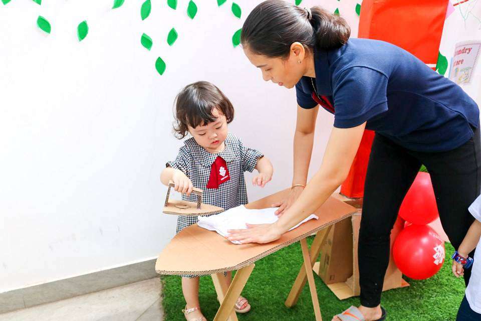 Bé làm việc nhà Bé làm việc nhà