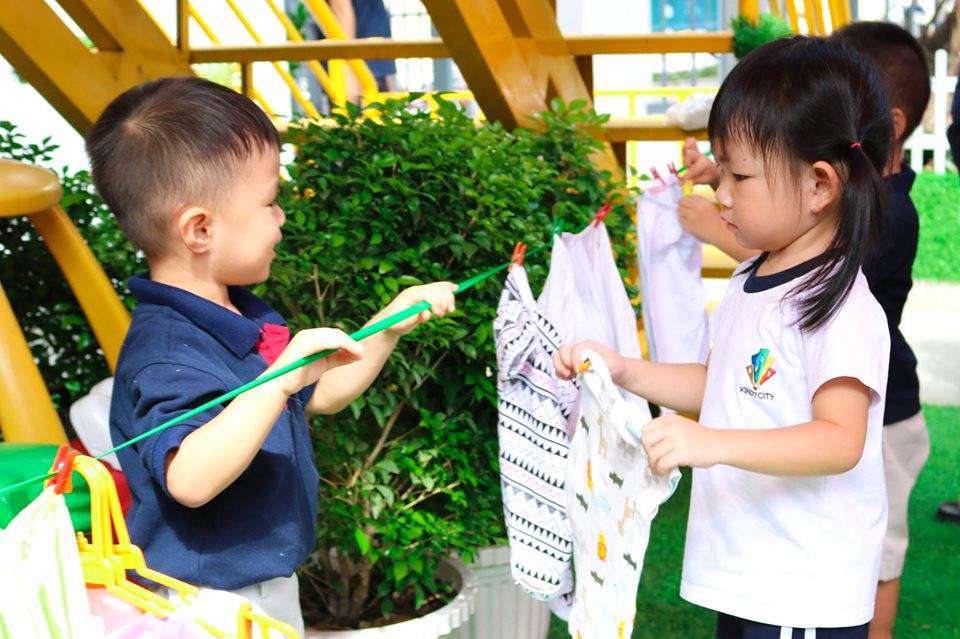 Bé làm việc nhà Bé làm việc nhà