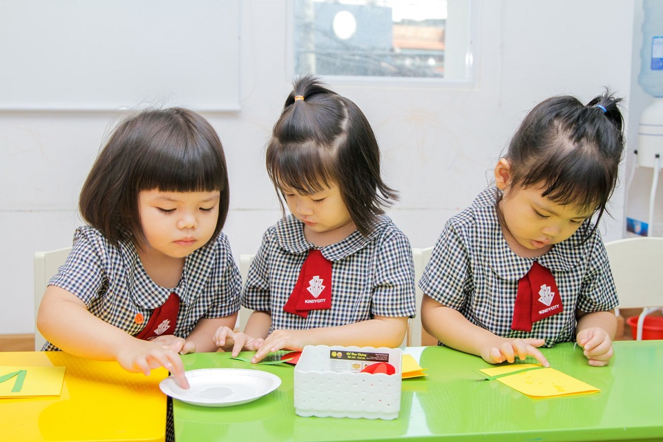 Mỗi bạn tự chọn một hay một vài nguyên liệu này để làm thiệp