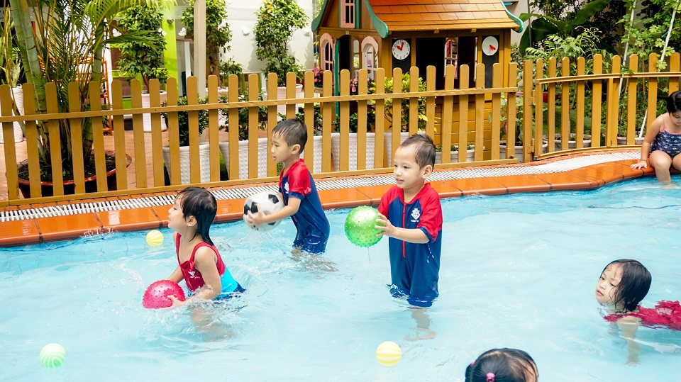 Học sinh Kindy City tham gia tiết học bơi