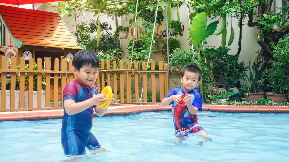Học sinh Kindy City tham gia tiết học bơi