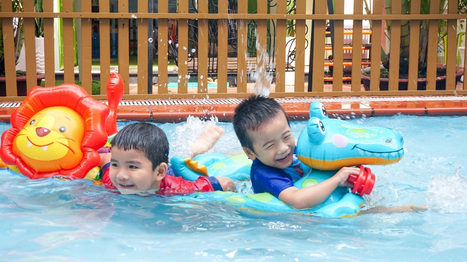 Học sinh Kindy City tham gia tiết học bơi
