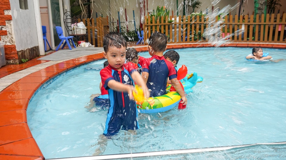 Học sinh Kindy City tham gia tiết học bơi