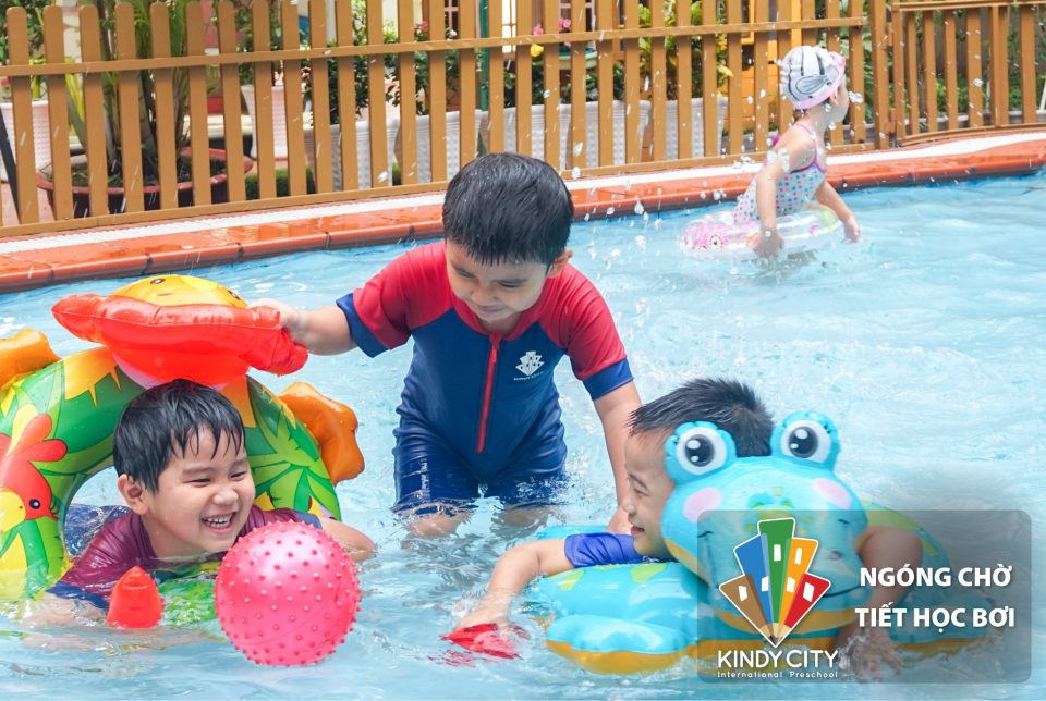 Học sinh Kindy City tham gia tiết học bơi
