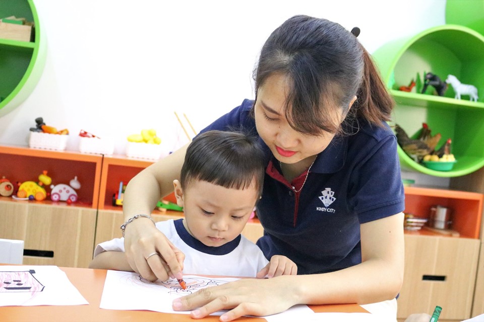 Trẻ Kindy City trồng lúa bằng hộp nhựa tái chế