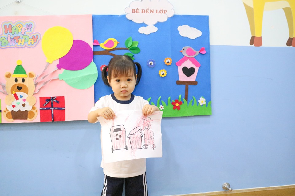 Trẻ Kindy City trồng lúa bằng hộp nhựa tái chế