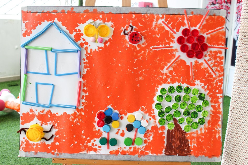 Bức trang từ vật dụng tái chế của học sinh Kindy City