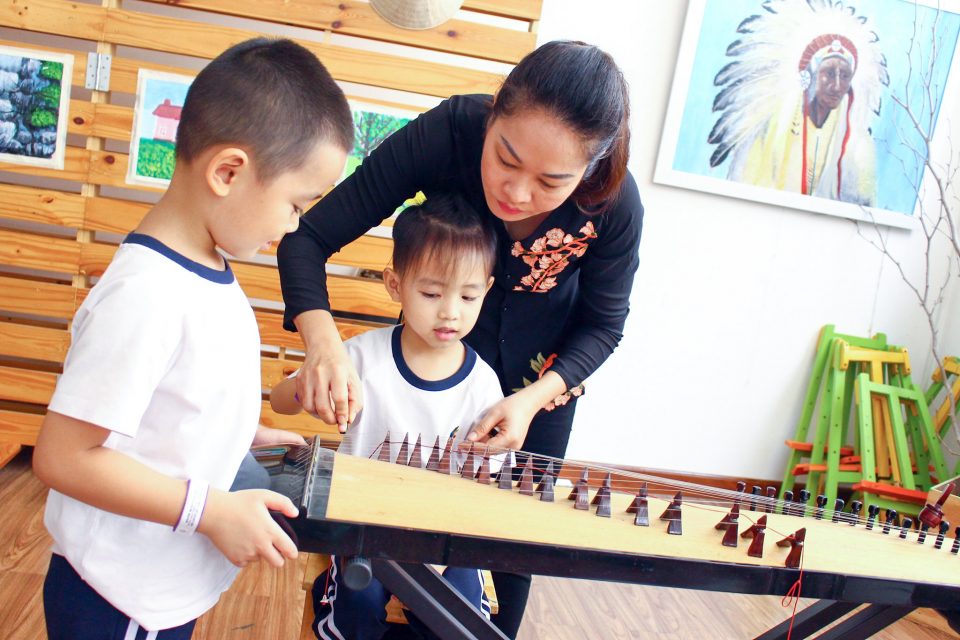 Khi con các nghệ sĩ tập làm ... nghệ sĩ