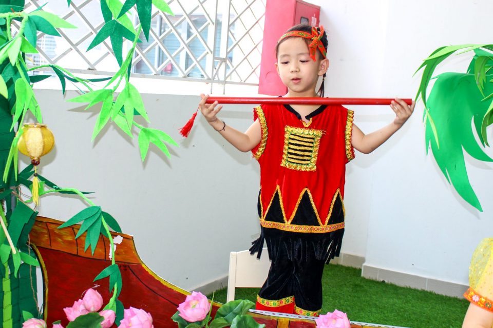 Khi con các nghệ sĩ tập làm ... nghệ sĩ