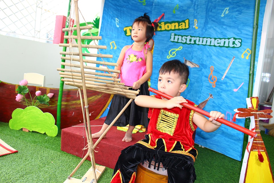 Khi con các nghệ sĩ tập làm ... nghệ sĩ