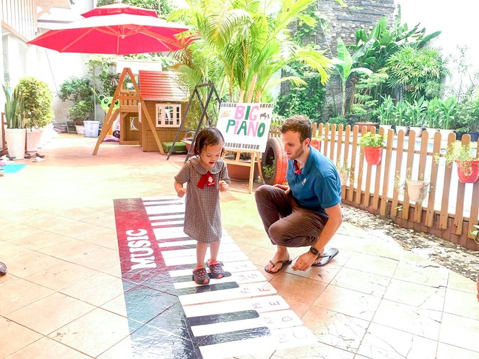 Trẻ tham gia các trò chơi âm nhạc đặc sắc