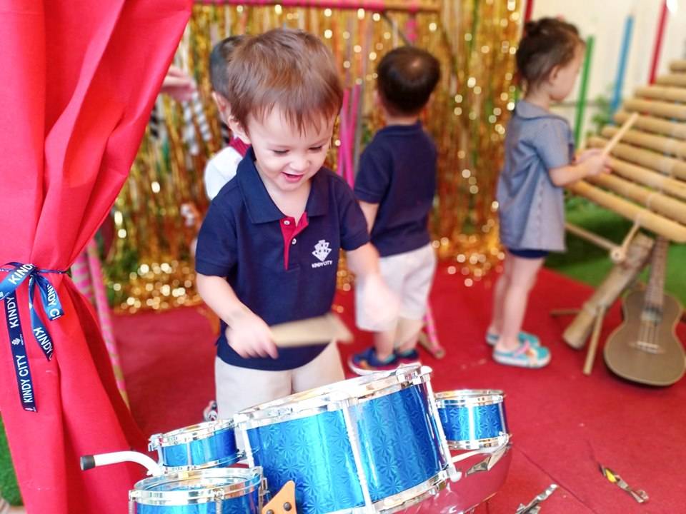 Cười tươi, hét lên phấn khích, nhảy múa, ôm chầm lấy bạn… là những hành động thường gặp của các em trong hoạt động này.